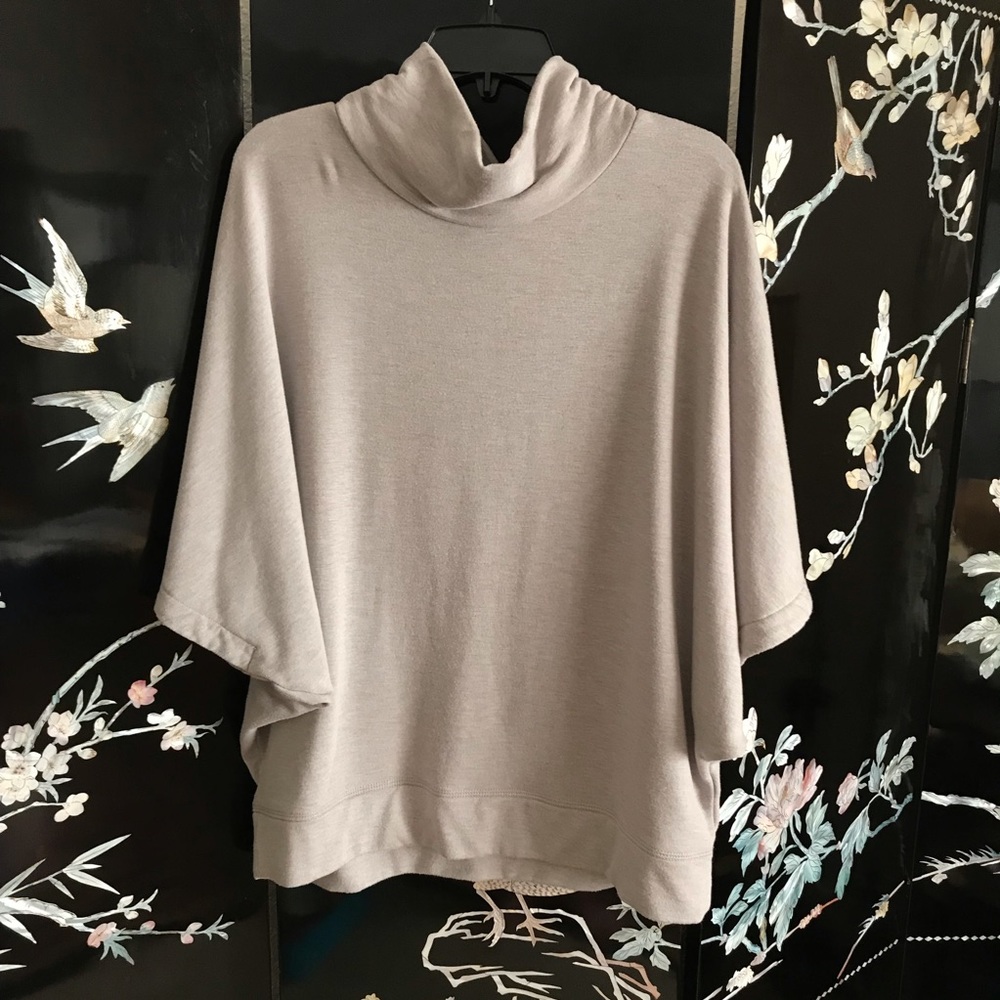 🦝Bat wing sleeves, baggy top.